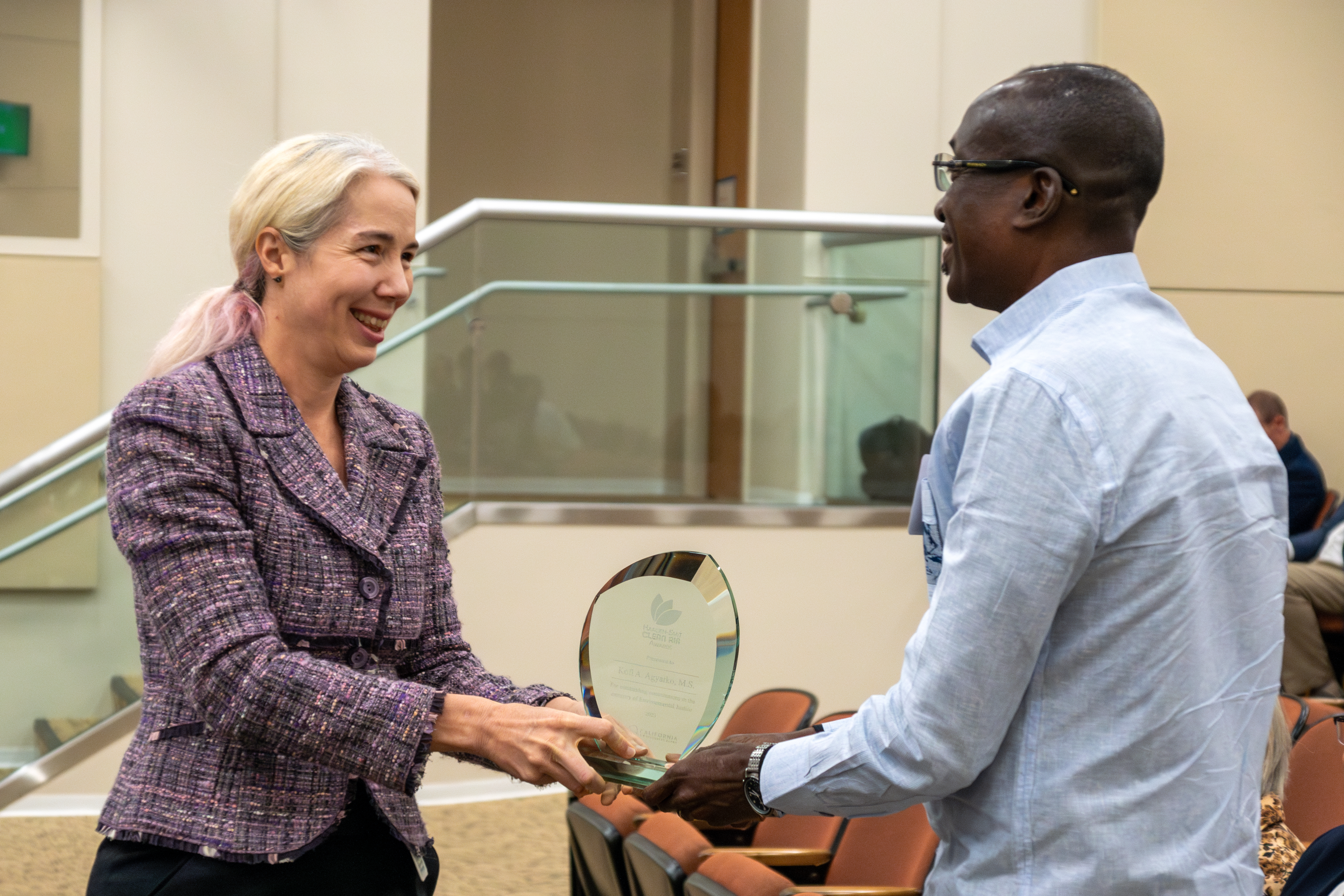 Research Division Chief Elizabeth Scheehle presents a 2023 Haagen-Smit Clean Air Award to Kofi Agyarko.