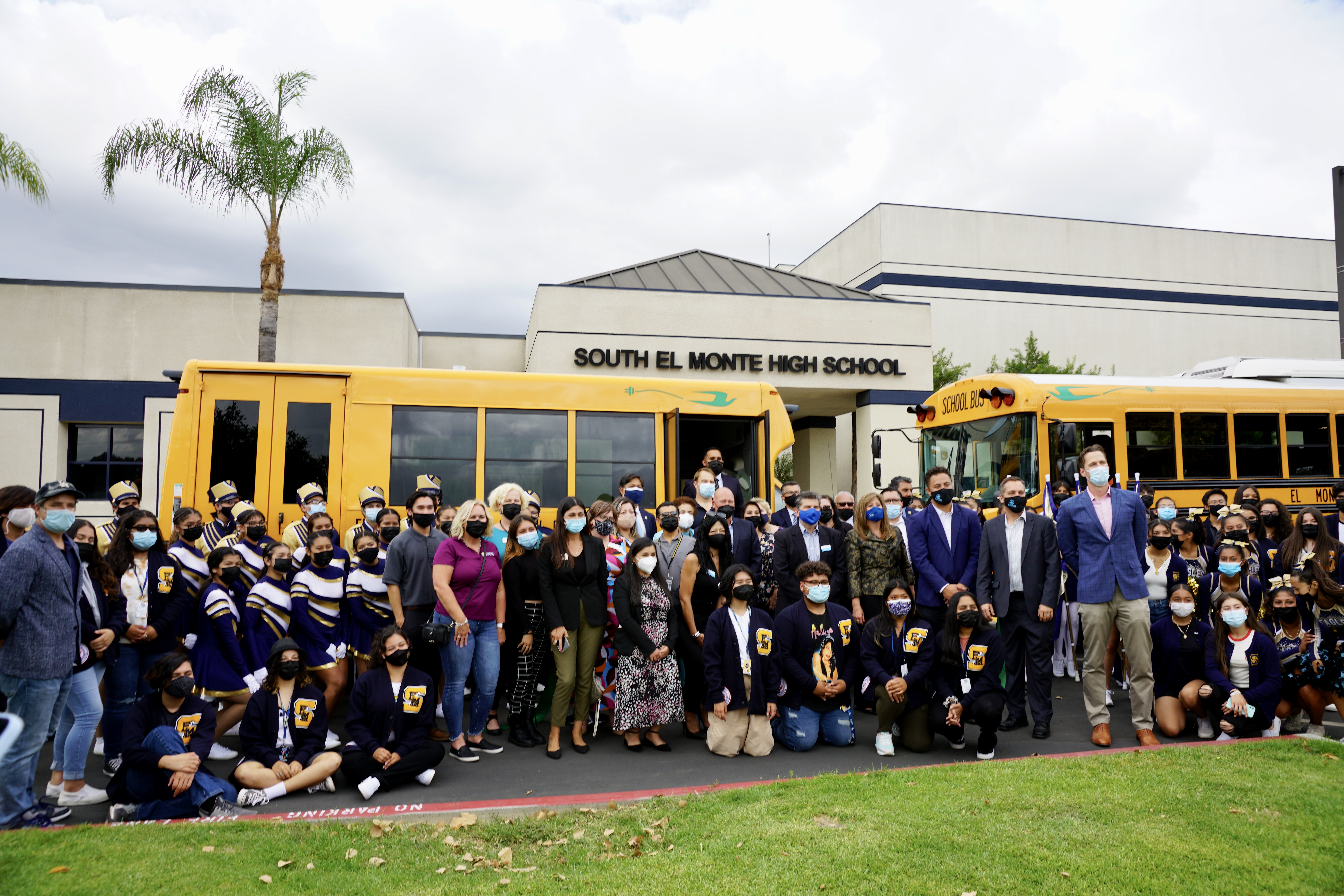 Students, dignitaries, and CARB staff at the El Monte Union High School Clean Mobility in Schools Pilot Project press conference