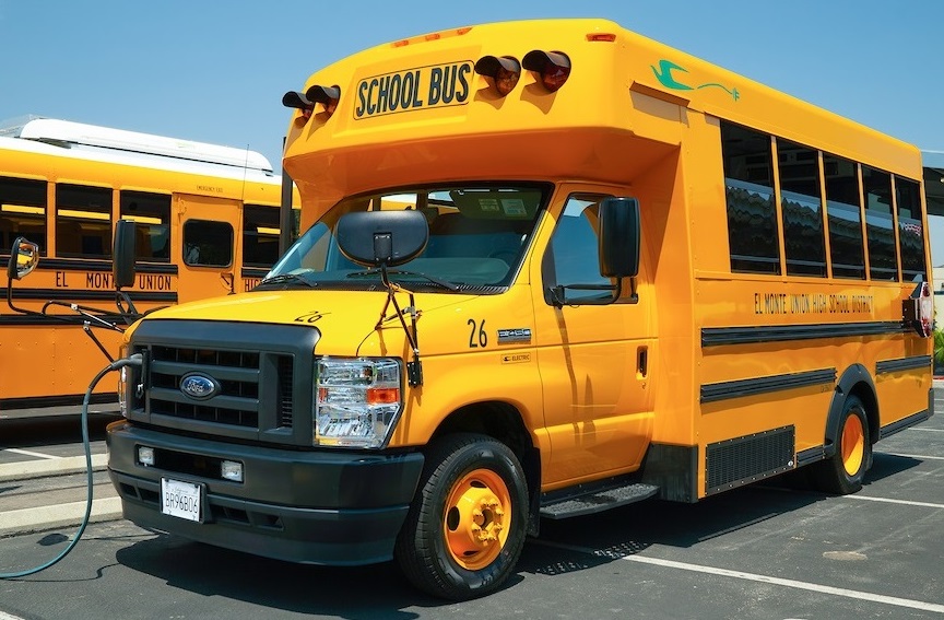 Side profile of EMUHS Zero Emission school bus 